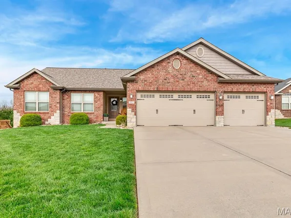 1921 Crimson Oak Dr, Maryville, IL 62062