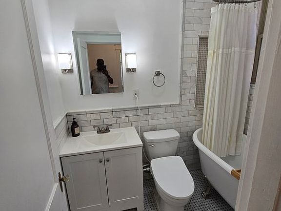 5th image of 3022 Wisconsin Ave NW APT 201