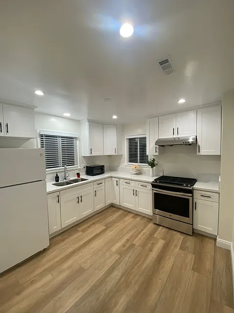 2 bed, 700 sqft, $2,700 — Photo 3