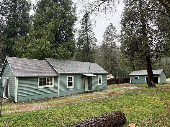 3rd image of 10886 Pine Hill Dr