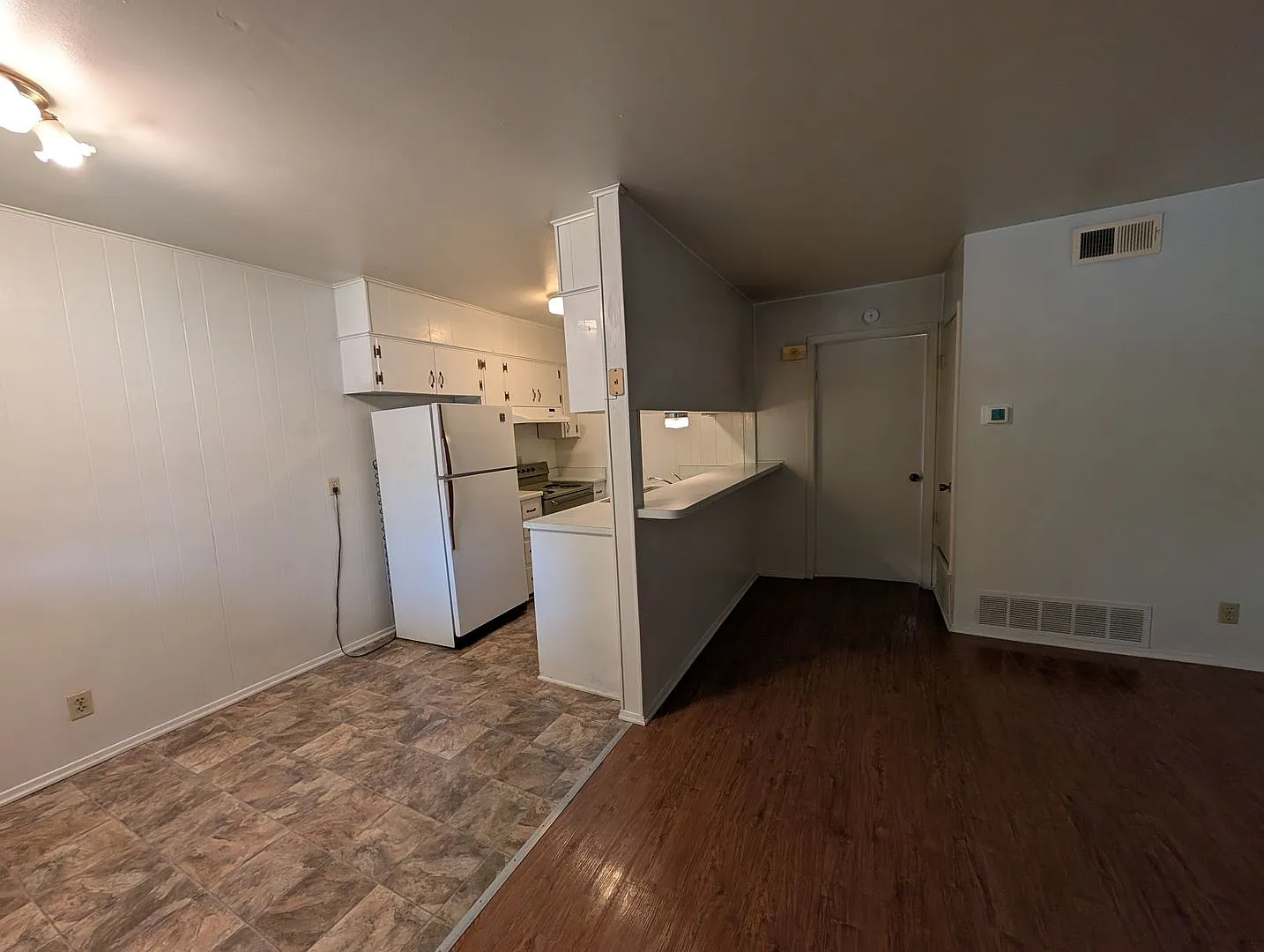 1/1 Triplex / Easy Access to I-35 / Fridge / No Carpet / CISD — Photo 2