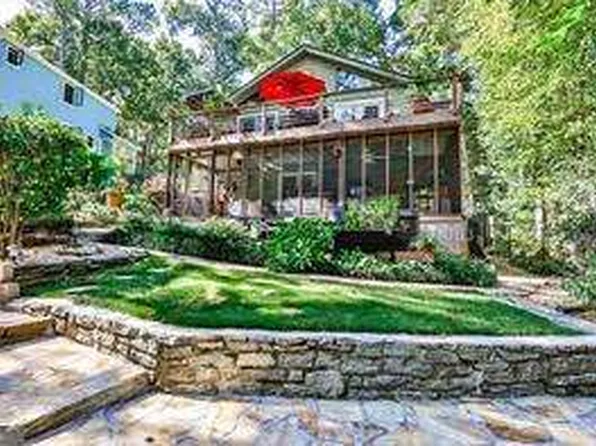 572 Lake Dr, Snellville, GA 30039