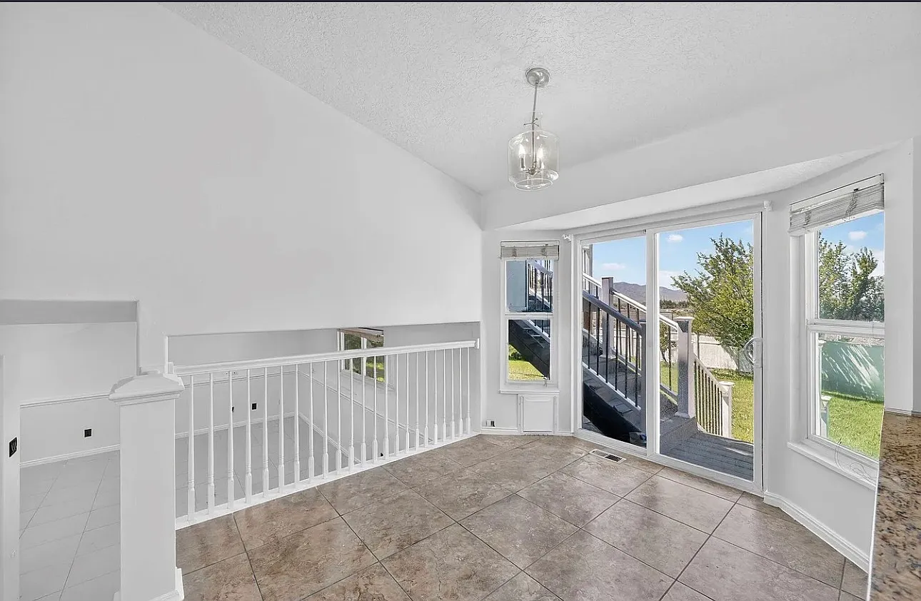 5 bed, 2000 sqft, $2,900 — Photo 2