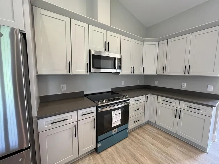 4840 McCall Ln — Photo 12