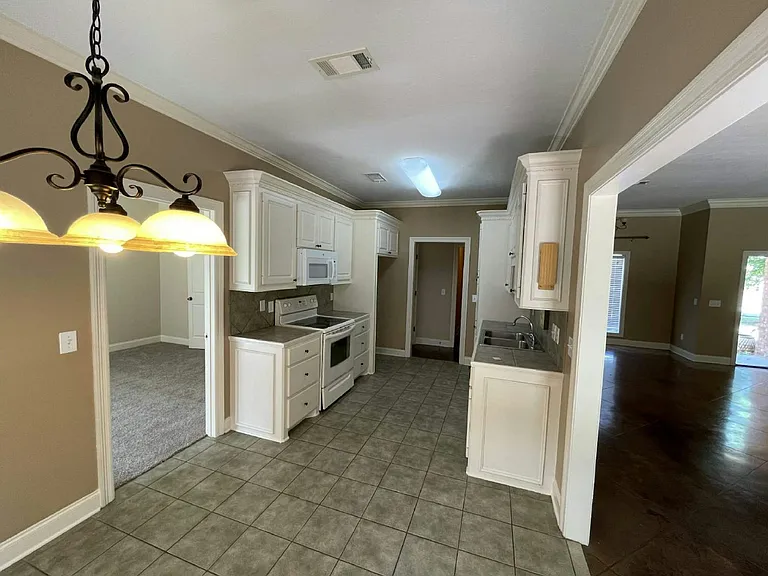 141 Creekside Dr — Photo 4