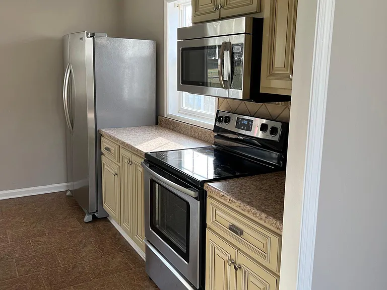 229 Hart St — Photo 4