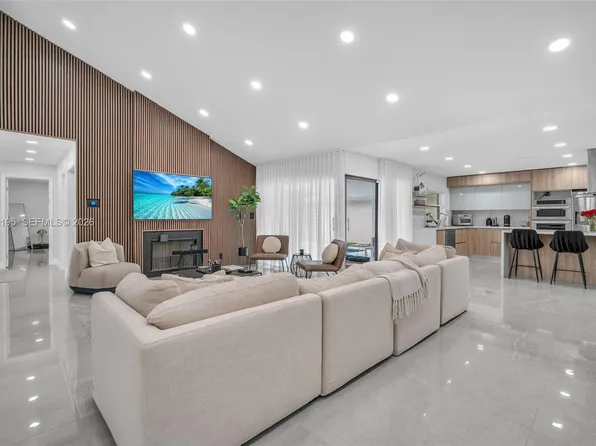 136 Greens Rd, Hollywood, FL 33021