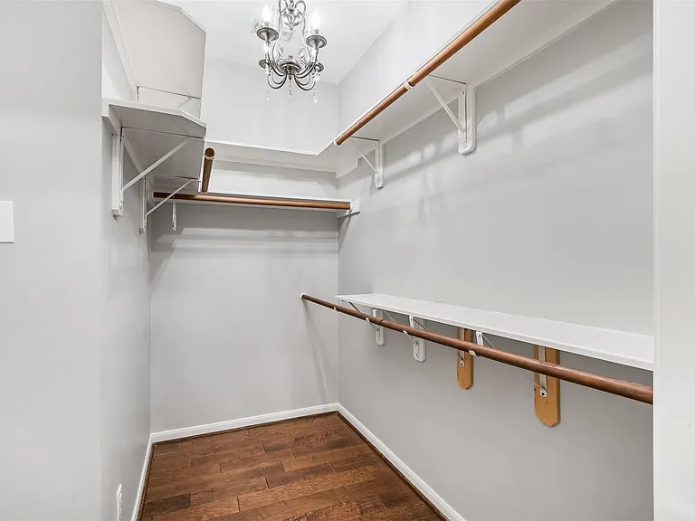 11 Winrock Pl — Photo 35