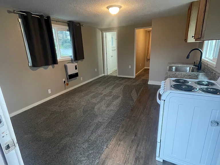 2200 NE Holmes Rd #3 — Photo 1