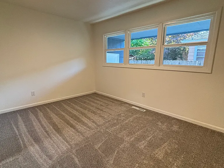 6018 N Syracuse St — Photo 14