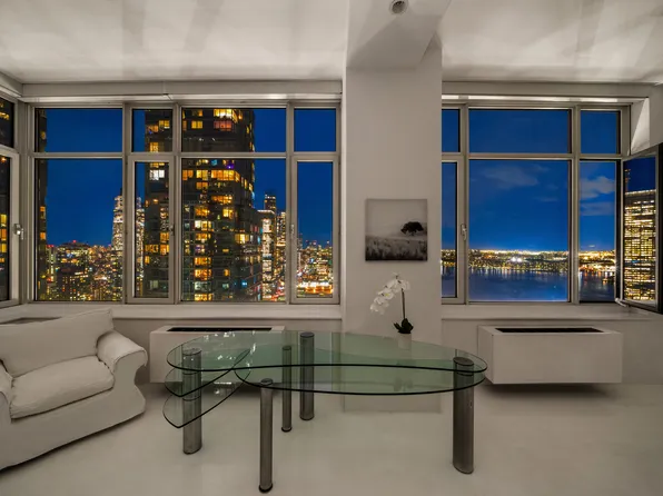 635 West 42nd Street image 11 of 19