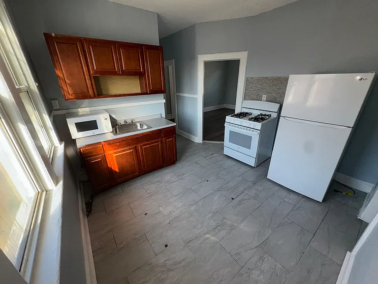 586 Lyons Ave #5 — Photo 6
