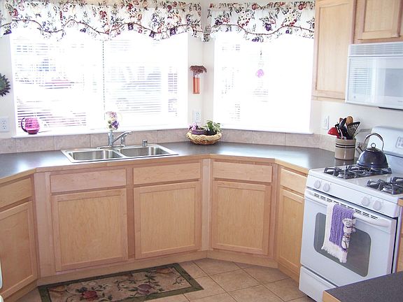 Large Kitchen with Pantry and Breakfast bar