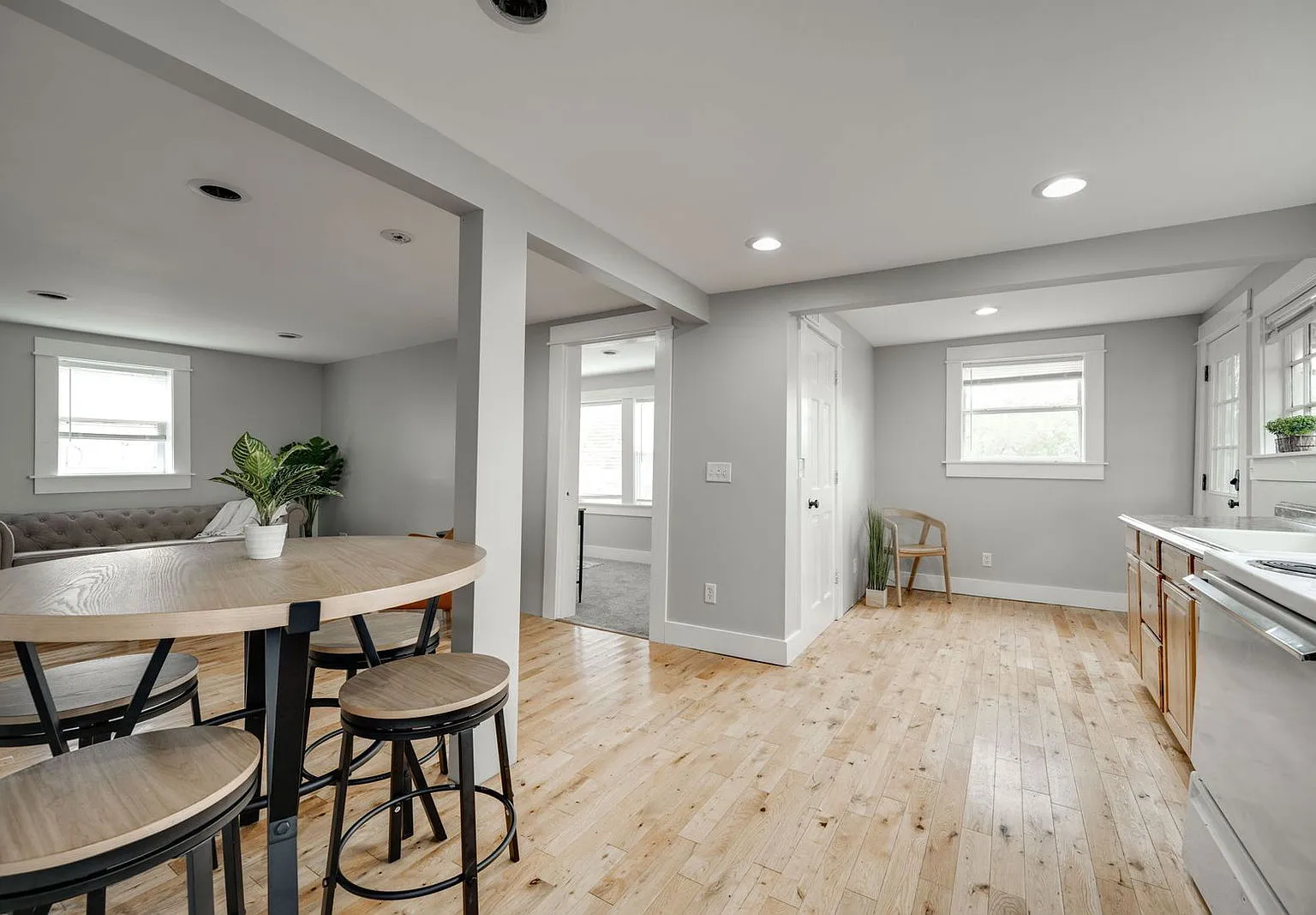 2 bed, 1.0 bath, 970 sqft, $1,495 — Photo 1