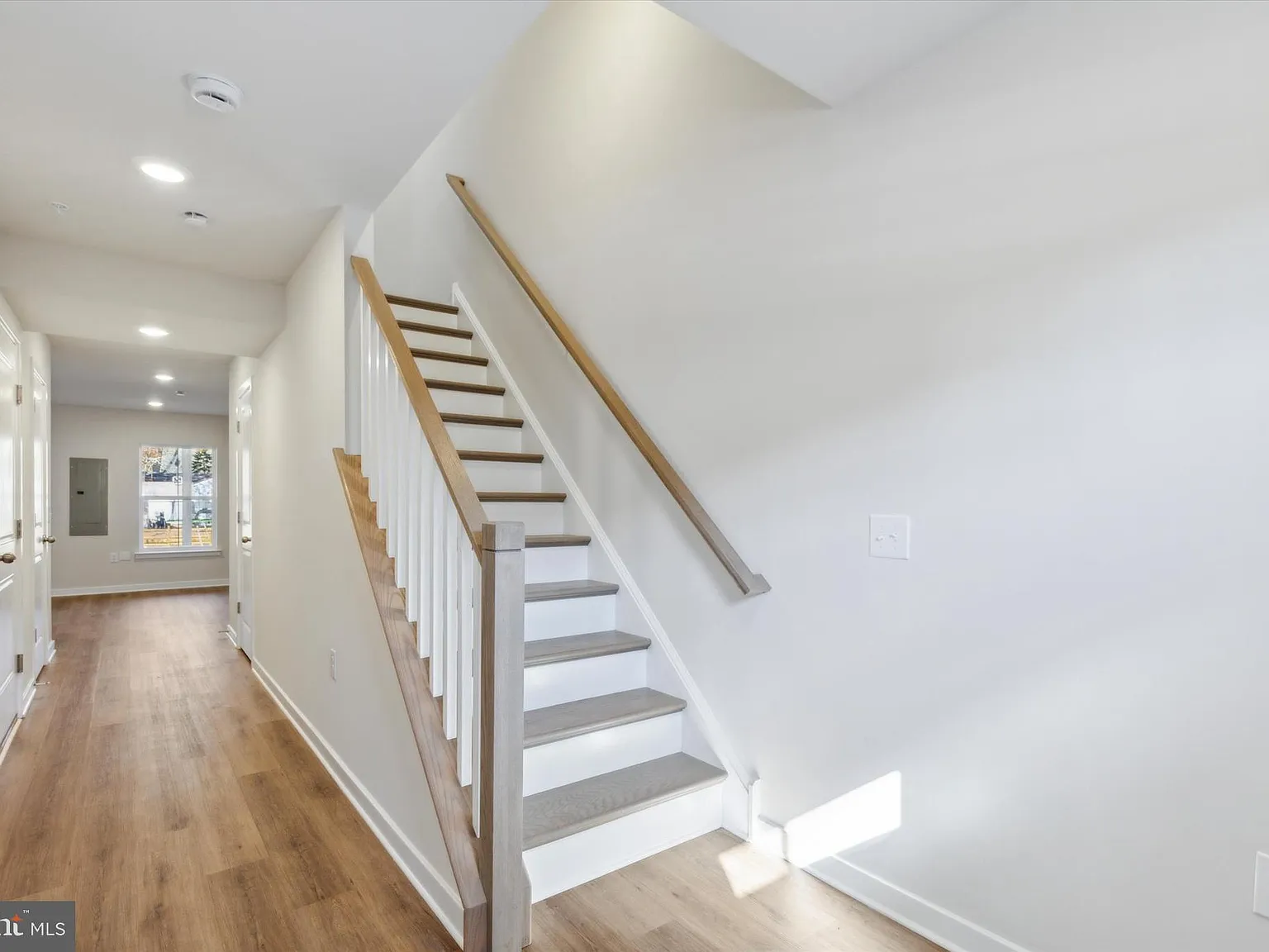3 bed, 4.0 bath, 2361 sqft, $3,000 — Photo 2