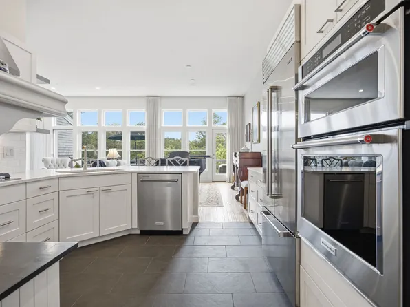 21 Endicott Gln, Plymouth, MA 02360