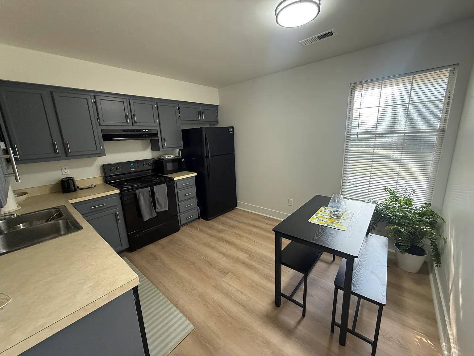2 bed, 900 sqft, $1,200 — Photo 4