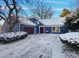 911 Shearwood Dr, Perrysburg, OH 43551