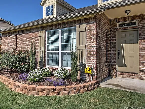 3 bed, 2.5 bath, 1700 sqft, $2,000 — Photo 2