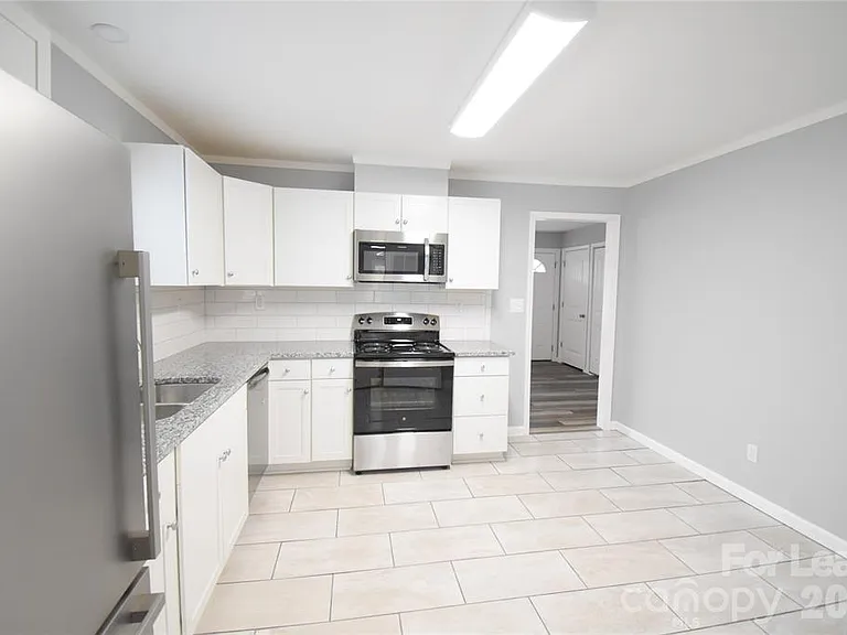 924 Edgegreen Dr — Photo 5