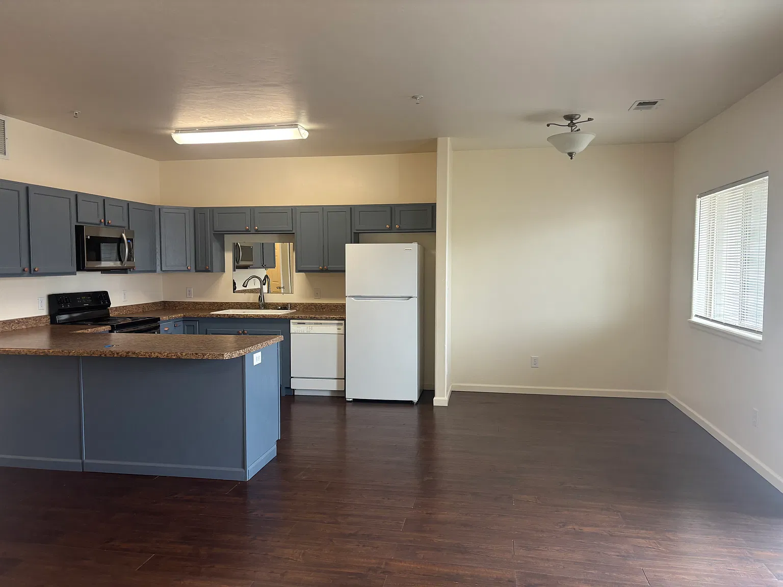 2 bed, 1043 sqft, $1,650 — Photo 2