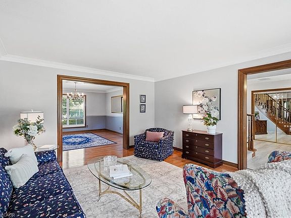 4th image of 24 Renfrew Dr
