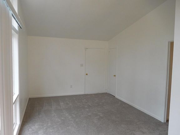 3rd image of 204 Lakeview Dr