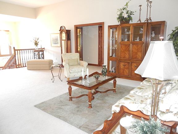 4th image of 257 Countryside Dr N