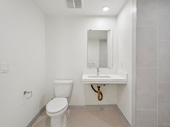 4th image of 7050 Hawthorn Ave #3