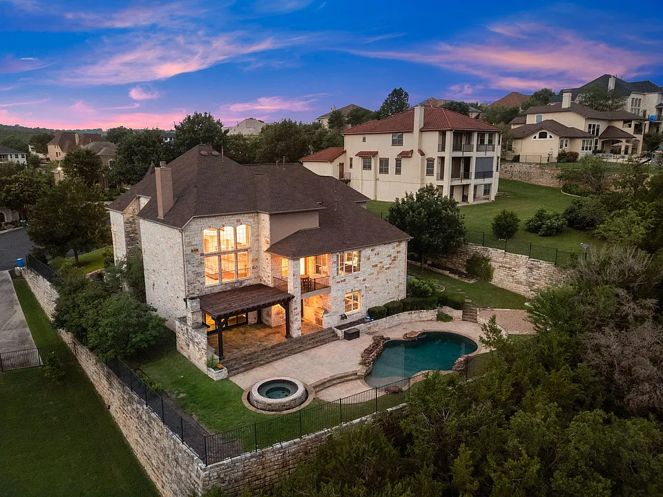 121 Burgess Ln