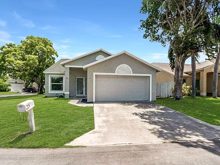 48 Bentwater Cir — Photo 1