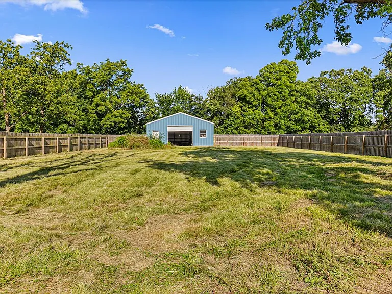 535 Wallace St — Photo 22