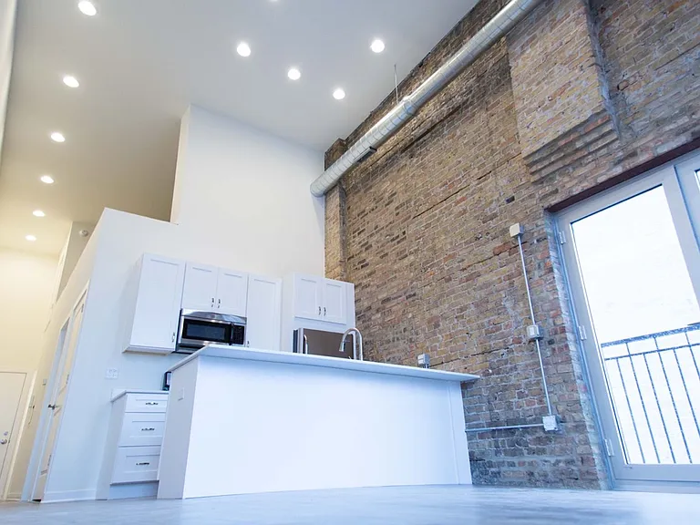 1532 W Chicago Ave — Photo 4