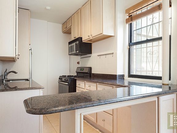 4th image of 315 E 77th St APT 5C