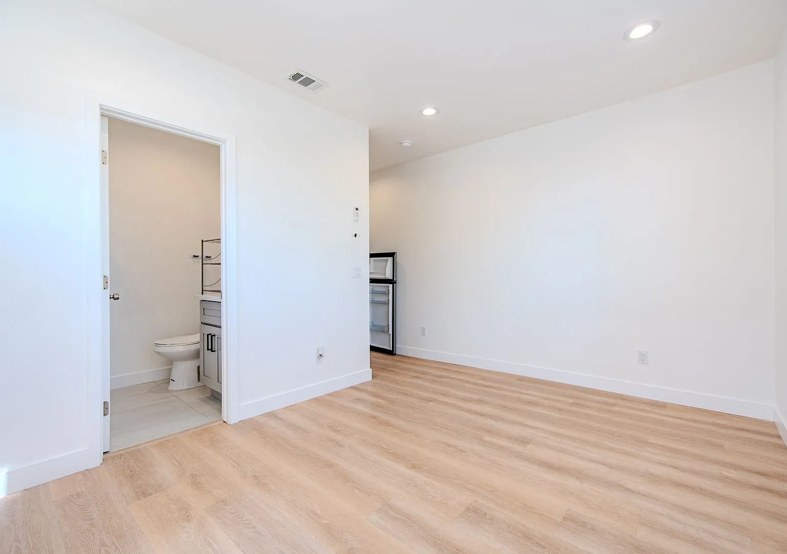 Showing Times: to schedule a viewing, please contact us — Photo 4