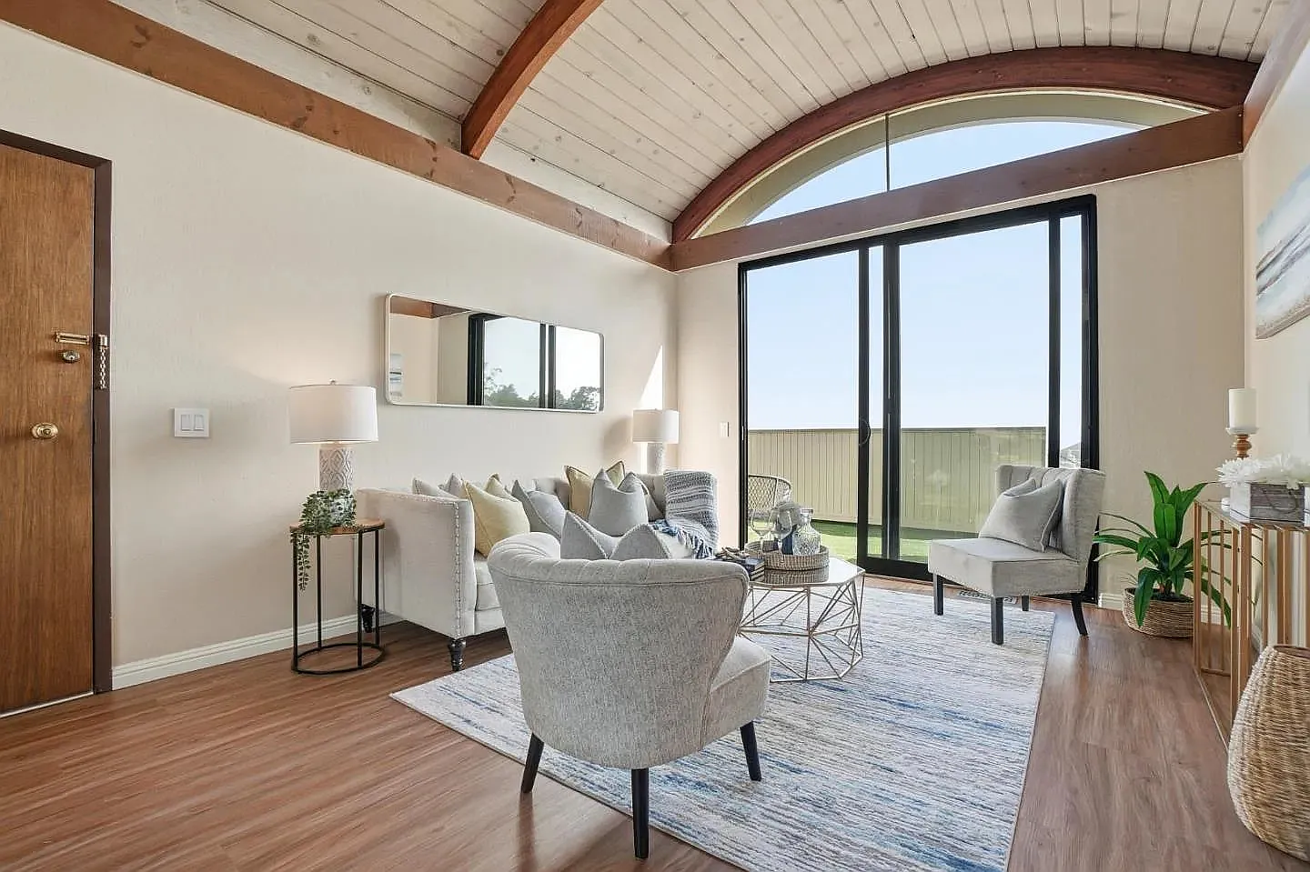 Stylish 2BR Condo with Parking on Diamond Street — Photo 2