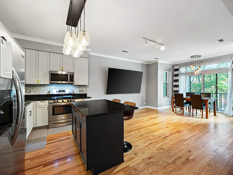 1435 W Addison St #2 — Photo 2