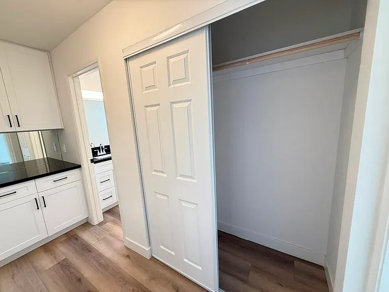 11033 Moorpark St #212 — Photo 12