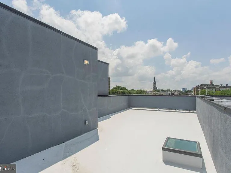 527 W Jefferson St — Photo 16