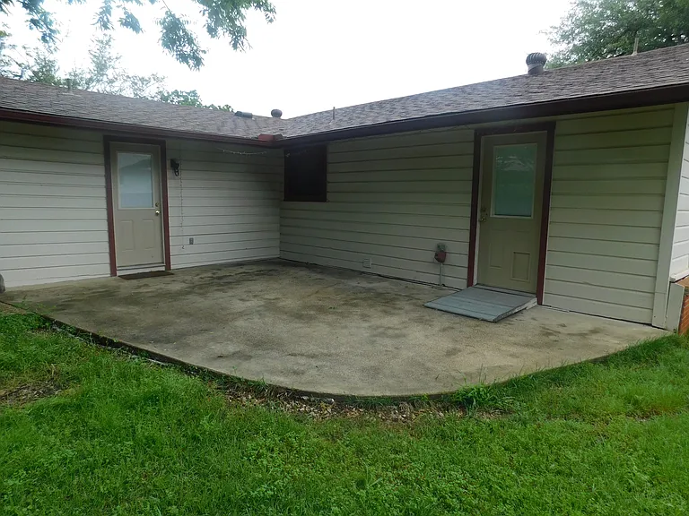 1007 Davis St N — Photo 3