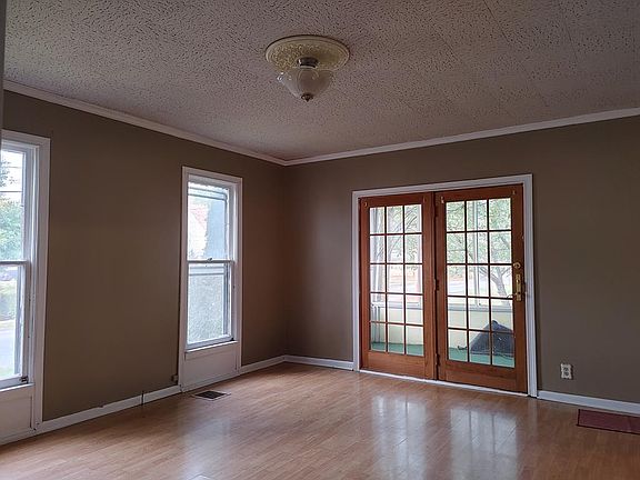 4th image of 174 Saint James St