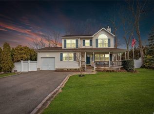 1 Rockledge Dr, Shirley, NY 11967