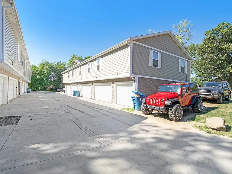 2643 Redwood Ave — Photo 2