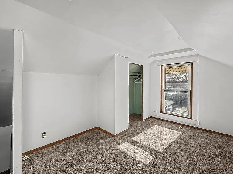 2025 S Bluff Blvd — Photo 12