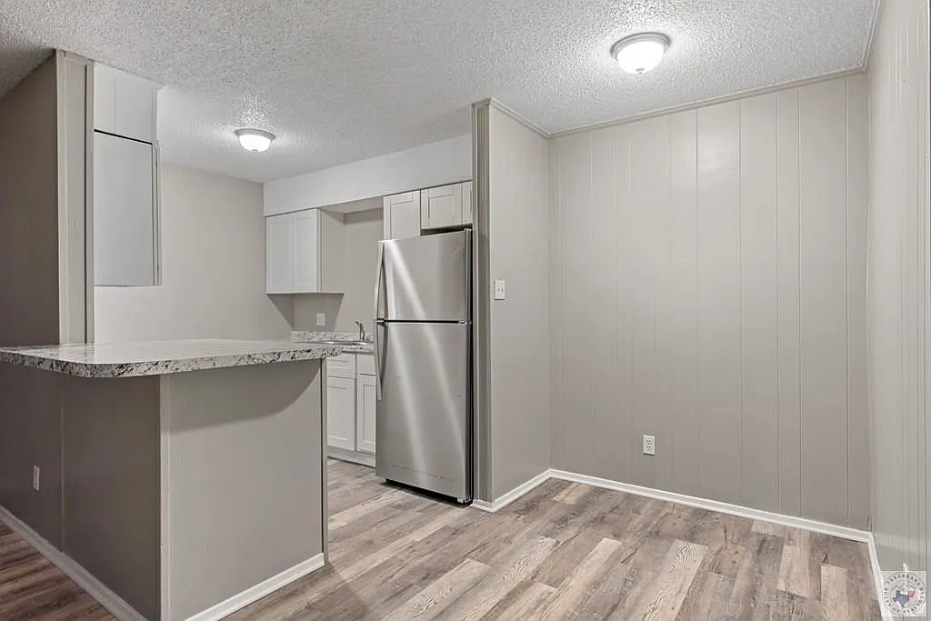2 bed, 1.0 bath, $750 — Photo 4