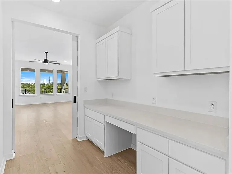 110 Pennybacker Ln — Photo 15