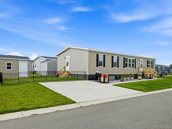 3rd image of 287 Rosebud Ct