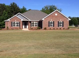 104 Natures Pointe Dr, Hampton, GA 30228