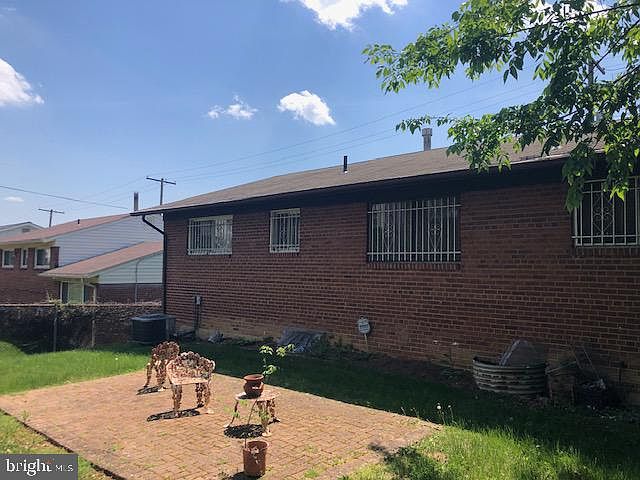 2nd image of 812 Kennedy St NE