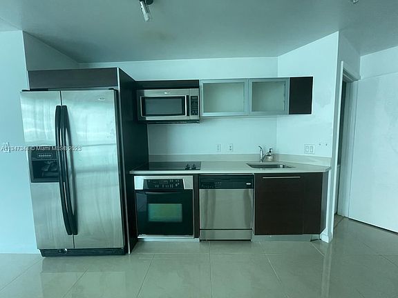 4th image of 1900 N Bayshore Dr APT 2205